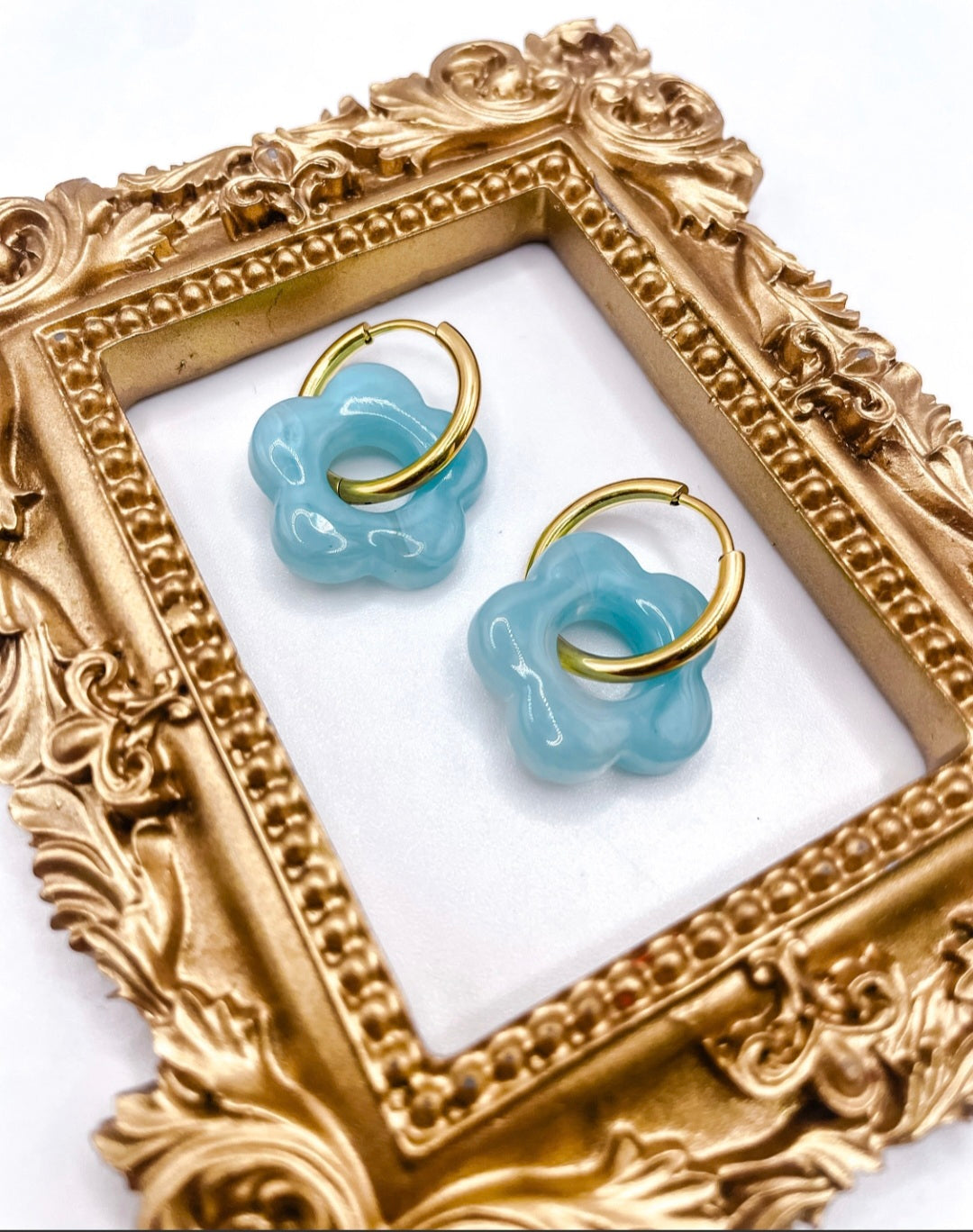 Boucles créoles fleurs résine - Acier inoxydable doré-bleu