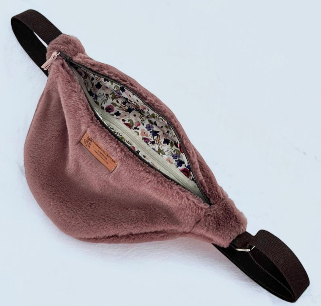 Sac banane, "Fourrure" parme