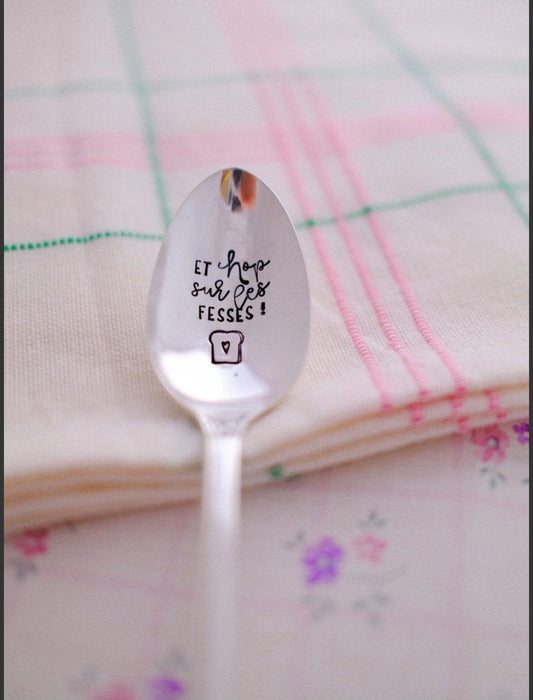 Cuillère vintage gravée « Et hop sur les fesses »