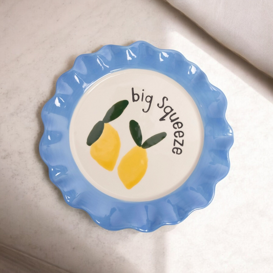 Une assiette de citrons pressés
