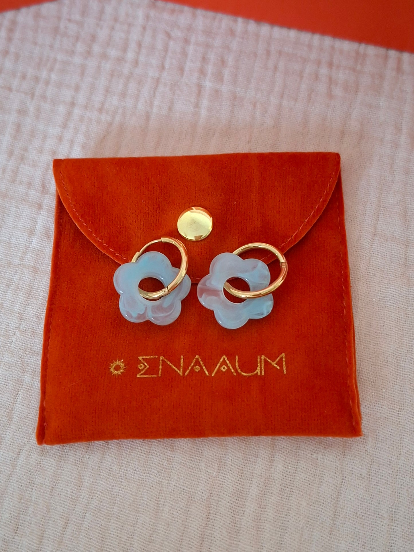 Boucles créoles fleurs résine - Acier inoxydable doré-bleu