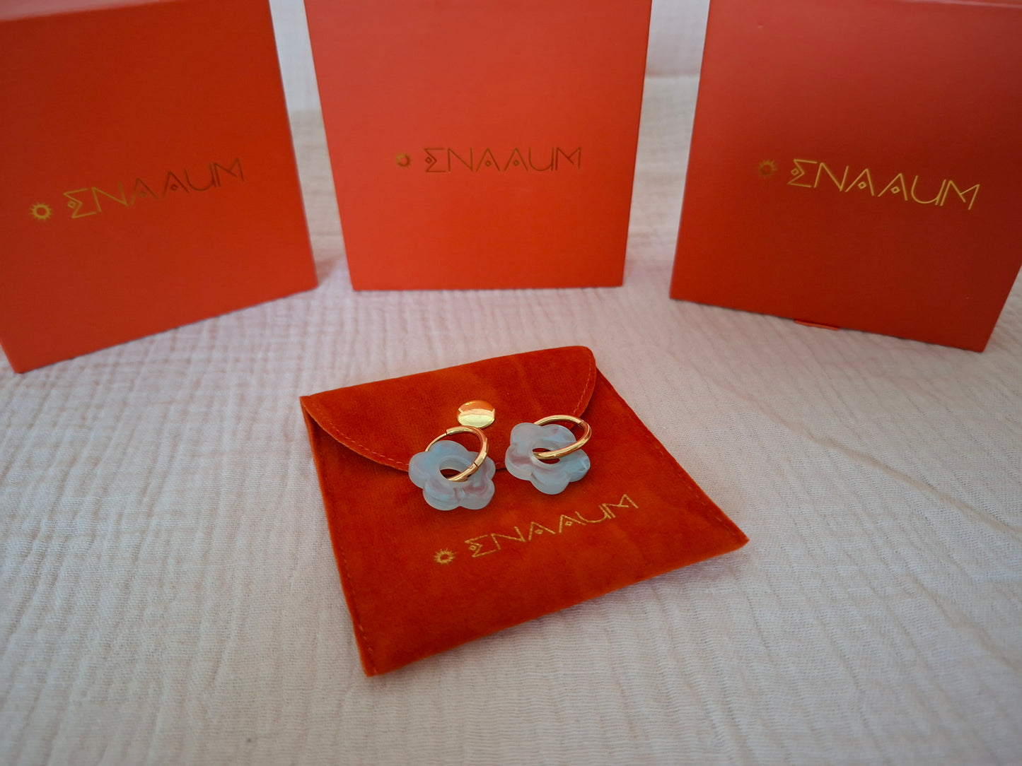 Boucles créoles fleurs résine - Acier inoxydable doré-bleu