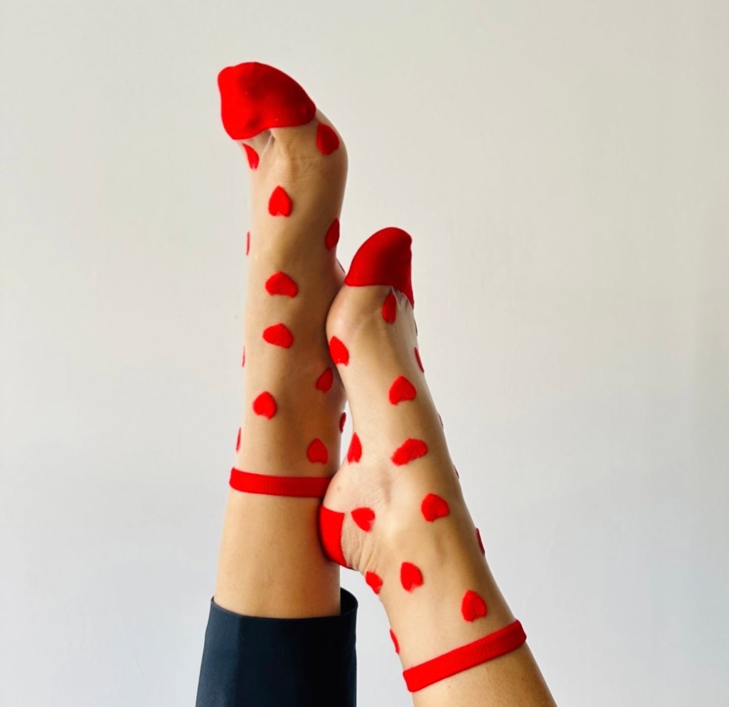 Chaussettes avec des cœurs rouge