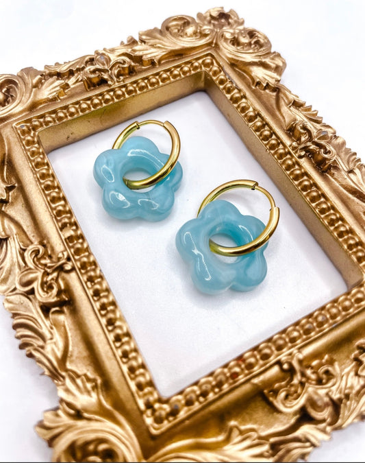 Boucles créoles fleurs résine - Acier inoxydable doré-bleu