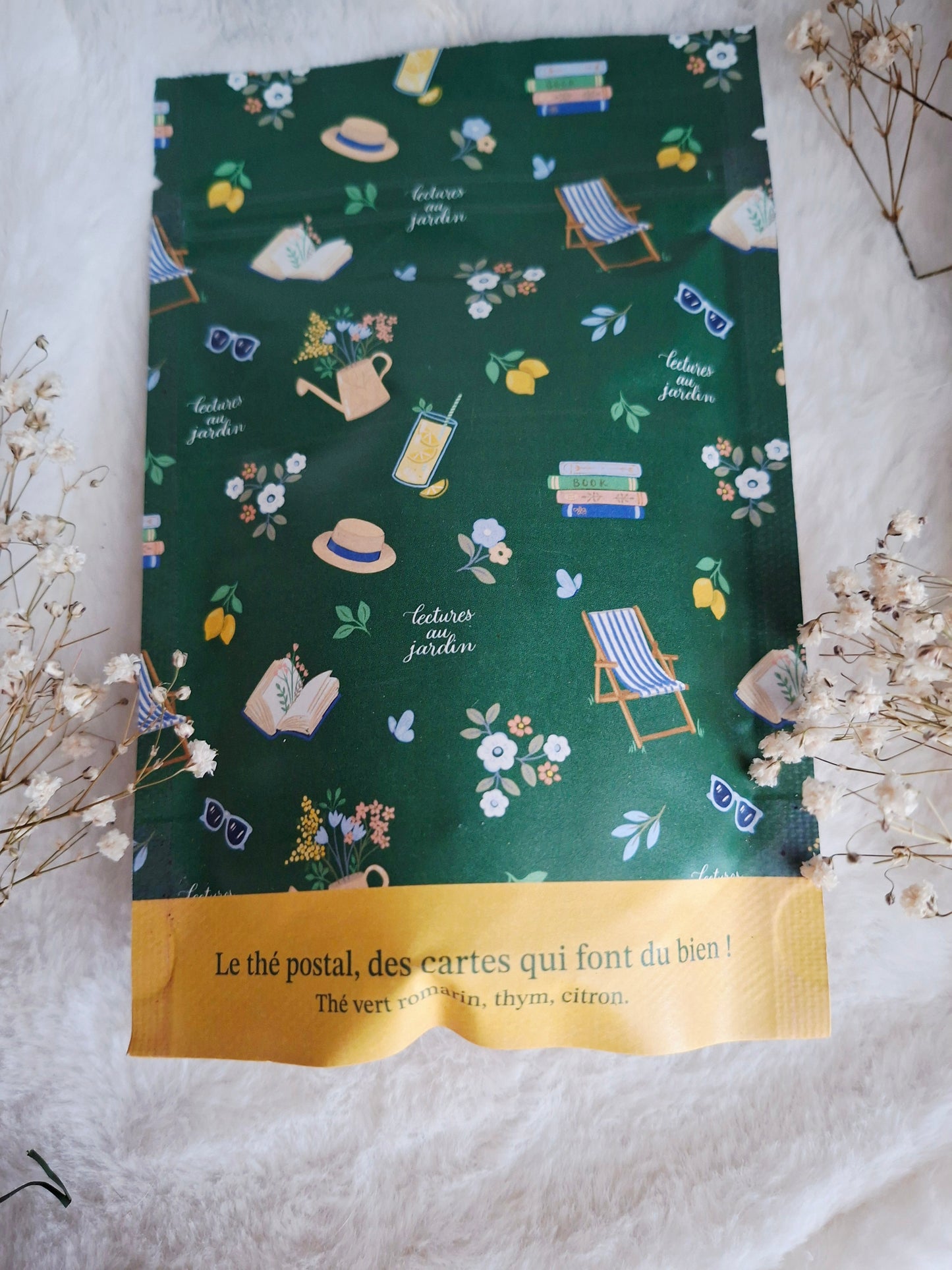 Le thé postale "Lecture au jardin"